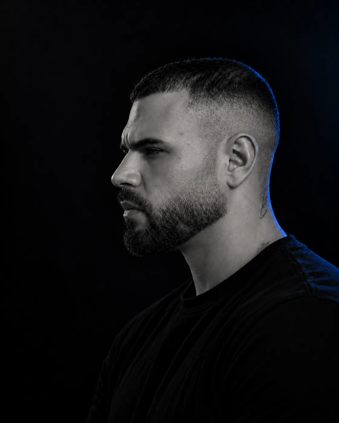 Diogo Paloschi de perfil, em preto e branco com luz azul lateral