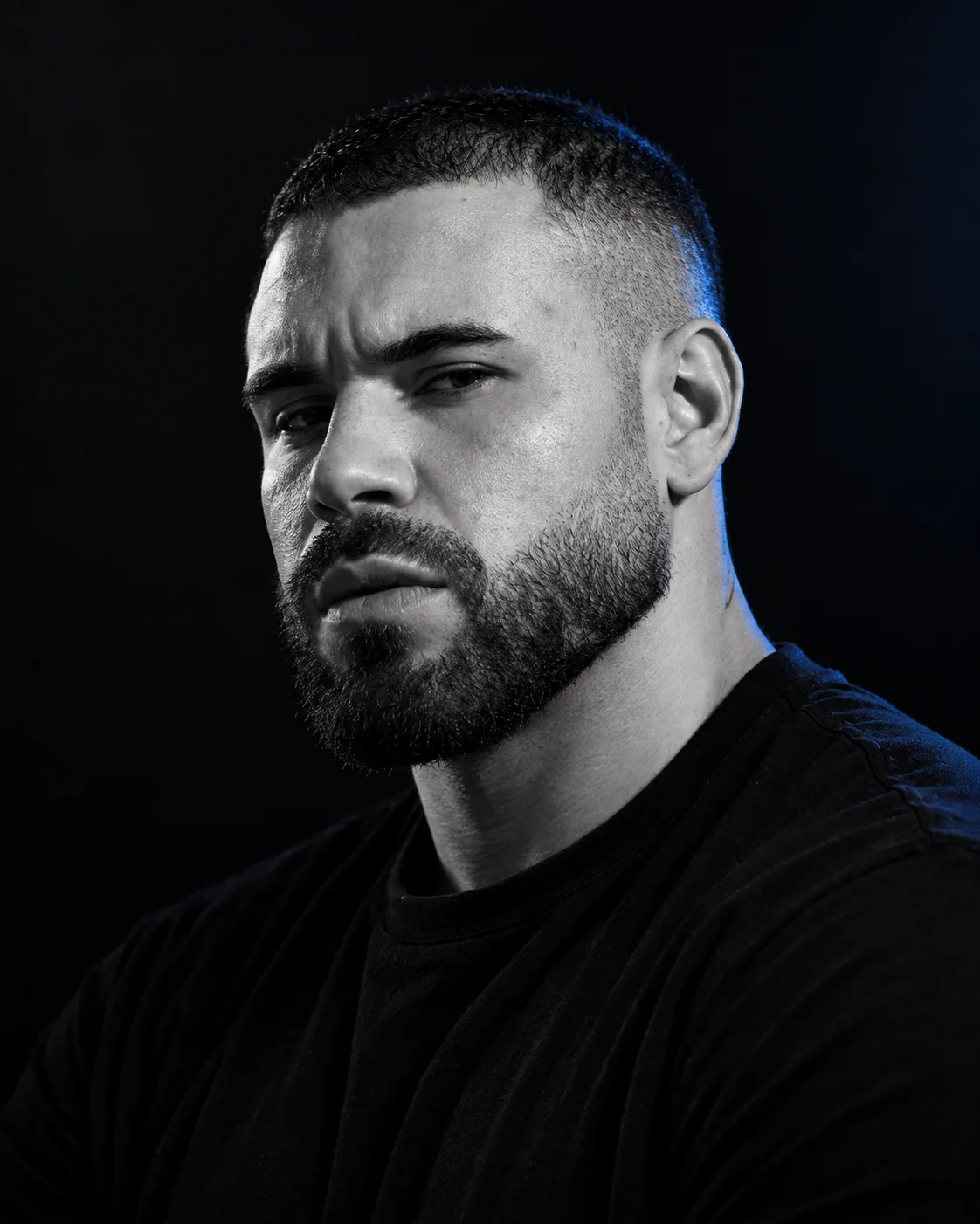 Retrato em preto e branco de Diogo Paloschi, com luz azul lateral